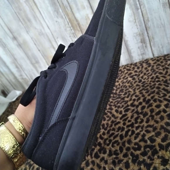 NIKE BLACK SNEAKERS SHOES 7.5 OR 8 WOMEN'S RUNS A LIL BIGGER LIKE NEW - Picture 6 of 7